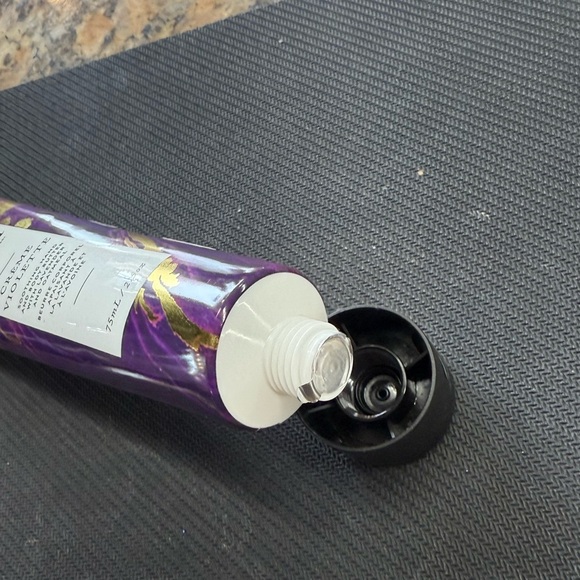 Cela Creme Violette Hand Cream - Purple and Gold - Picture 2 of 2